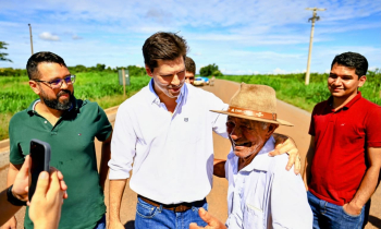 Daniel Vilela vistoria pavimentação da GO-050, entre Palmeiras e Palminópolis